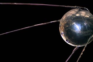 Sputnik svým pípáním vyděsil Američany, Sověti ho přitom zpočátku ignorovali. Vznikl jako vedlejší produkt bomby